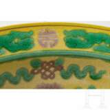 Gelbgrundige Schale mit grünem und auberginefarbenem Dekor, mit Qianlong-Siegelmarke, wohl aus der Epoche - photo 13