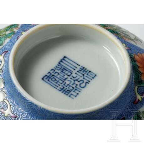 Famille-rose-Schale mit blauem Grund mit Daoguang-Marke - Foto 5