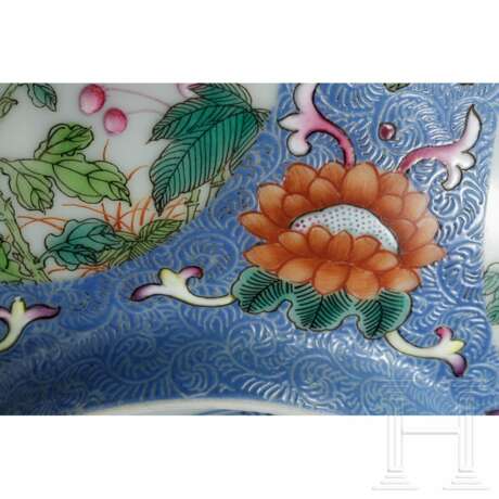 Famille-rose-Schale mit blauem Grund mit Daoguang-Marke - Foto 6