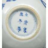 Seltenes blau-weiß dekoriertes Schälchen mit Kangxi-Marke - photo 5