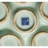Seladon-Tulpen-Vase mit Qianlong-Vier-Zeichen-Marke - Foto 8