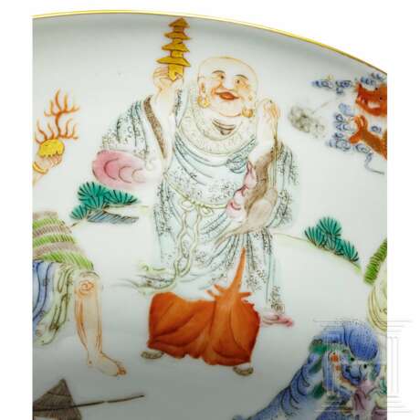 Famille-rose-dekorierte "18 Luohan"-Schale mit Daoguang-Marke - Foto 7