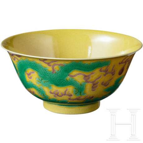 Gelbgrundige, grün emaillierte Drachenschale mit Xuantong-Marke, 20. Jhdt. - Foto 3