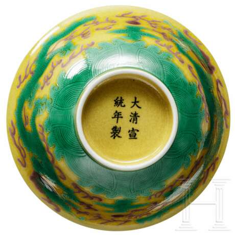 Gelbgrundige, grün emaillierte Drachenschale mit Xuantong-Marke, 20. Jhdt. - Foto 5