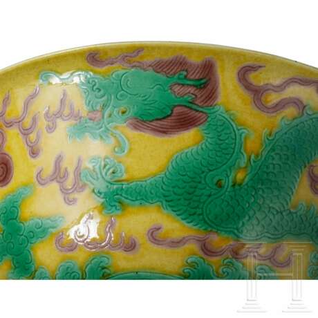 Gelbgrundige, grün emaillierte Drachenschale mit Xuantong-Marke, 20. Jhdt. - фото 7