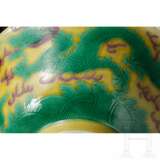 Gelbgrundige, grün emaillierte Drachenschale mit Xuantong-Marke, 20. Jhdt. - Foto 8