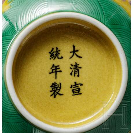 Gelbgrundige, grün emaillierte Drachenschale mit Xuantong-Marke, 20. Jhdt. - photo 9