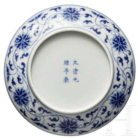 Flache blau-weiße Lotusschale mit Guangxu-Marke, Ende 19. - Anfang 20. Jhdt. - photo 2
