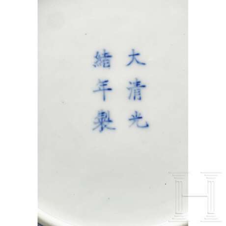 Flache blau-weiße Lotusschale mit Guangxu-Marke, Ende 19. - Anfang 20. Jhdt. - фото 3