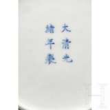 Flache blau-weiße Lotusschale mit Guangxu-Marke, Ende 19. - Anfang 20. Jhdt. - photo 3