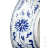 Flache blau-weiße Lotusschale mit Guangxu-Marke, Ende 19. - Anfang 20. Jhdt. - photo 4