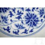 Flache blau-weiße Lotusschale mit Guangxu-Marke, Ende 19. - Anfang 20. Jhdt. - photo 5