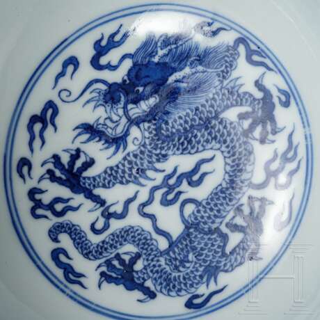 Blau-weiße Drachen-Schüssel mit Kangxi-Marke, wohl aus dieser Epoche (1662 - 1722) - фото 2
