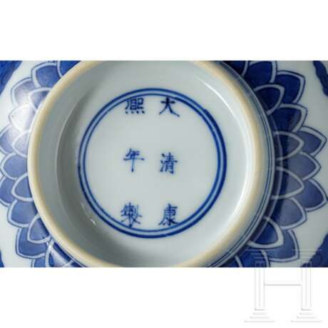 Blau-weiße Drachen-Schüssel mit Kangxi-Marke, wohl aus dieser Epoche (1662 - 1722) - фото 9