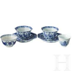 Zwei blau-weiße Tassen und Untertassen, eine kleine Tasse mit Guangxu-Marke, eine kleine Schale mit Qing-Marke