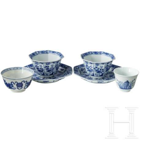 Zwei blau-weiße Tassen und Untertassen, eine kleine Tasse mit Guangxu-Marke, eine kleine Schale mit Qing-Marke - Foto 1