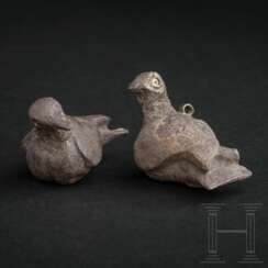 Ein Paar silberne Tauben-Anhänger, elamitisch, 1. Hälfte 3. Jtsd. v. Chr.
