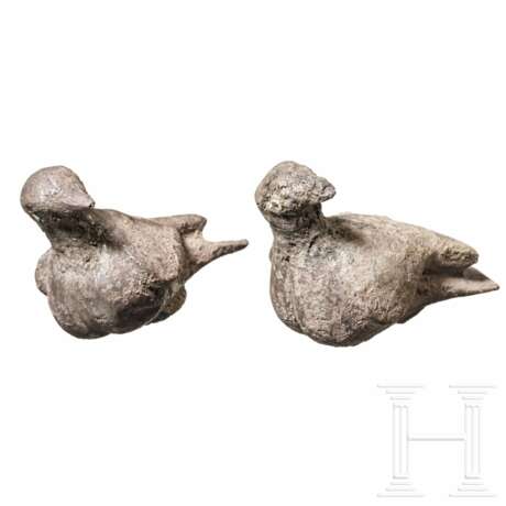 Ein Paar silberne Tauben-Anhänger, elamitisch, 1. Hälfte 3. Jtsd. v. Chr. - фото 3