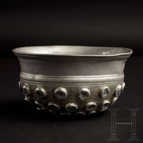 Silberschale mit Noppendekor, Vorderer Orient, frühachämenidisch, 5. Jhdt. v. Chr. - фото 1
