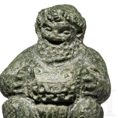 Bronzeminiatur des sitzenden Bacchus, römisch, 2. - 3. Jhdt. - Foto 4