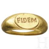 Goldener Fingerring mit FIDEM-Inschrift, römisch, 4. Jhdt. - фото 1