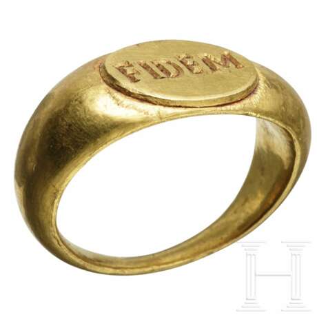 Goldener Fingerring mit FIDEM-Inschrift, römisch, 4. Jhdt. - photo 2