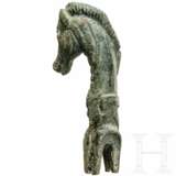 Pferdekopf-Endstück eines Gerätegriffs, Bronze, römisch, 2. - 3. Jhdt. - фото 2