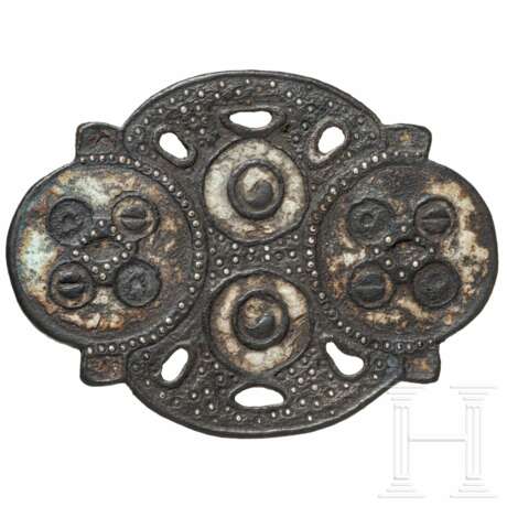 Pferdegeschirrbeschlag mit Emaille- und Silbereinlagen, keltisch, 1. Jhdt. v. - 1. Jhdt. n. Chr. - фото 1