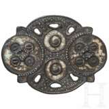 Pferdegeschirrbeschlag mit Emaille- und Silbereinlagen, keltisch, 1. Jhdt. v. - 1. Jhdt. n. Chr. - photo 1