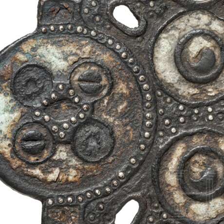 Pferdegeschirrbeschlag mit Emaille- und Silbereinlagen, keltisch, 1. Jhdt. v. - 1. Jhdt. n. Chr. - фото 3