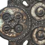 Pferdegeschirrbeschlag mit Emaille- und Silbereinlagen, keltisch, 1. Jhdt. v. - 1. Jhdt. n. Chr. - photo 3
