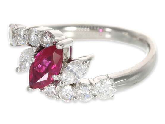 Ring: sehr dekorativer Diamantring mit feinem unbehandeltem Rubin "Vivid Pink Red", insges. 1,46ct, Platin, mit IGI-Report - photo 2