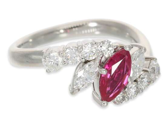 Ring: sehr dekorativer Diamantring mit feinem unbehandeltem Rubin "Vivid Pink Red", insges. 1,46ct, Platin, mit IGI-Report - photo 4