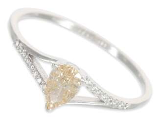 Ring: feiner Weißgoldring mit sehr seltenem Fancy Diamant " light orangy pink" , im Tropfenschliff, ca. 0,4ct, 18K Gold
