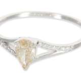 Ring: feiner Weißgoldring mit sehr seltenem Fancy Diamant " light orangy pink" , im Tropfenschliff, ca. 0,4ct, 18K Gold - photo 2