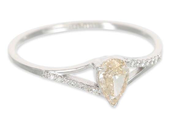 Ring: feiner Weißgoldring mit sehr seltenem Fancy Diamant " light orangy pink" , im Tropfenschliff, ca. 0,4ct, 18K Gold - photo 3