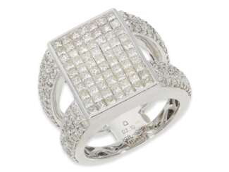 Ring: ungewöhnlicher Designerring mit Diamantbesatz von insgesamt 3,10ct, 18K Gold