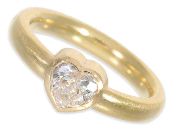 Ring: dekorativer Goldschmiedering mit Brillant im Herzschliff von ca. 0,72ct, 18K Gold - Foto 1