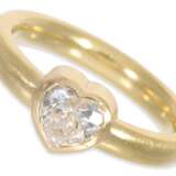 Ring: dekorativer Goldschmiedering mit Brillant im Herzschliff von ca. 0,72ct, 18K Gold - photo 1