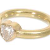 Ring: dekorativer Goldschmiedering mit Brillant im Herzschliff von ca. 0,72ct, 18K Gold - photo 3