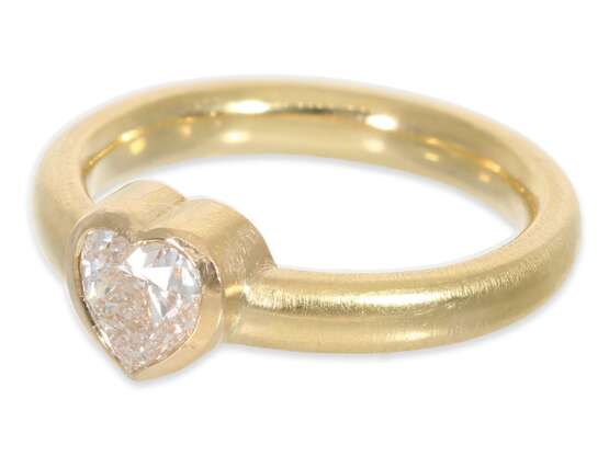 Ring: dekorativer Goldschmiedering mit Brillant im Herzschliff von ca. 0,72ct, 18K Gold - фото 3
