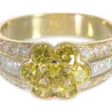 Ring: gelbgoldener Goldschmiedering mit hochwertigem Diamantbesatz, insgesamt ca. 1,8ct, 18K Gold - photo 2