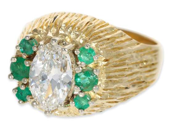 Ring: sehr interessanter und ausgefallener vintage Smaragd/Brillant-Goldschmiedering, 18K Gold - photo 2