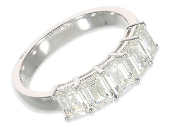 Ring: neuwertiger moderner Goldschmiedering mit 5 sehr schönen, großen Diamanten im Smaragd-Schliff, 18K Weißgold, zusamen 2,0ct, - photo 1