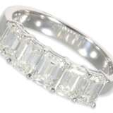 Ring: neuwertiger moderner Goldschmiedering mit 5 sehr schönen, großen Diamanten im Smaragd-Schliff, 18K Weißgold, zusamen 2,0ct, - фото 2
