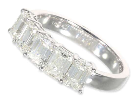Ring: neuwertiger moderner Goldschmiedering mit 5 sehr schönen, großen Diamanten im Smaragd-Schliff, 18K Weißgold, zusamen 2,0ct, - photo 3
