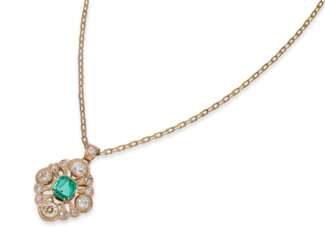 Kette/Collier/Anhänger: feine Ankerkette mit sehr schönem Smaragd/Diamant-Anhänger in antikem Stil, russische Goldpunze, ca. 5,8ct