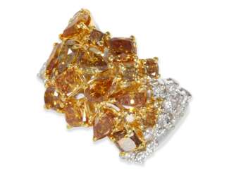 Ring: ungewöhnlich breiter und ausgesprochen dekorativer Cocktail-Goldschmiedering mit reichem Besatz mit wertvollen orangen Fancy-Diamanten, zusamen 5,24ct, ungetragen