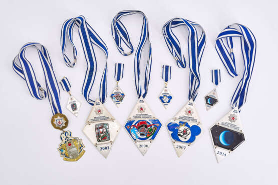 Mixed Lot of 5 Carnival Medals - photo 2