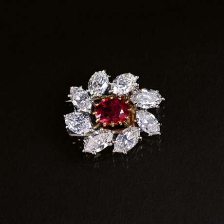 Cartier. Hochfeine, natürliche Rubin-Diamant-Brosche. - Foto 1